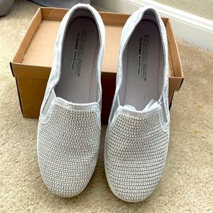 Skechers Shiny Dancer Slip-On Shoe Closed Toe. Silver w/ air cooled memory foam